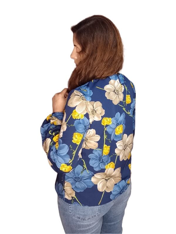 Blusa Floral Azul y Cuello Fruncido - Imagen 2