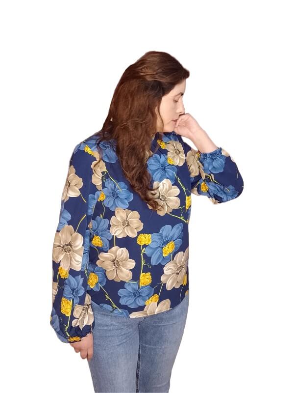 Blusa Floral Azul y Cuello Fruncido
